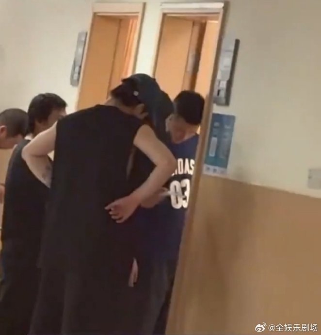 何与打球时突发身体不适的具体原因是什么？