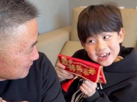 真男人懂得适时退让与进取，此刻姥爷的笑容已经说明一切