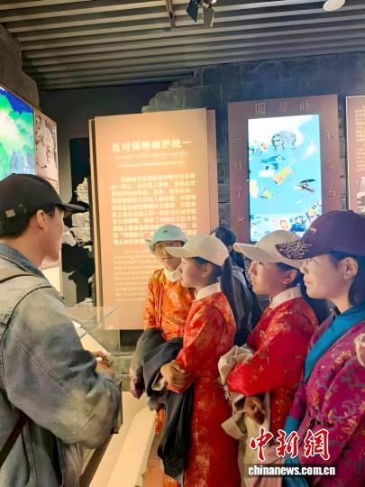 图为参加研学的孩子们参观西藏博物馆。西藏自治区竞技体育管理中心 供图