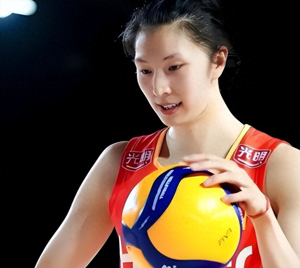 中国女排当家球星接受心脏手术，4朵金花现身探望，重返赛场成疑