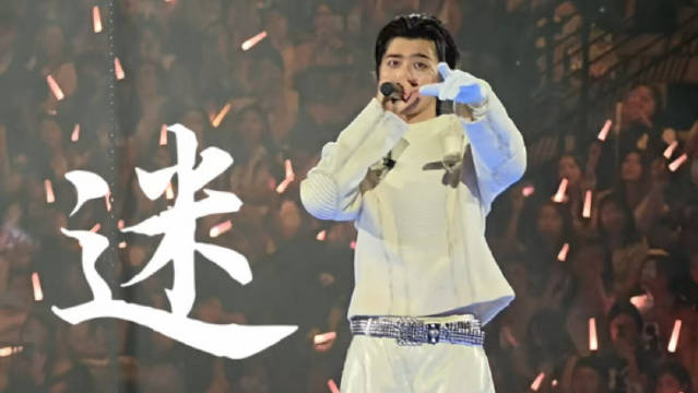 蔡徐坤8.3澳门演唱会，唱迷引全场大合唱