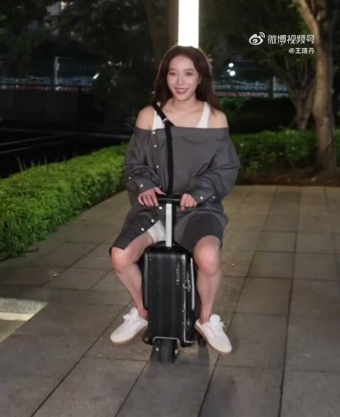 王珞丹骑电动行李箱出街，夜晚随拍展现肩线美