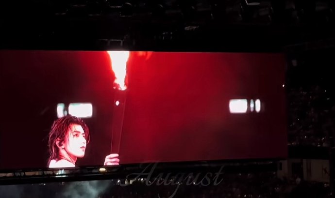 蔡徐坤续火花引爆全网，演唱会级互动新玩法