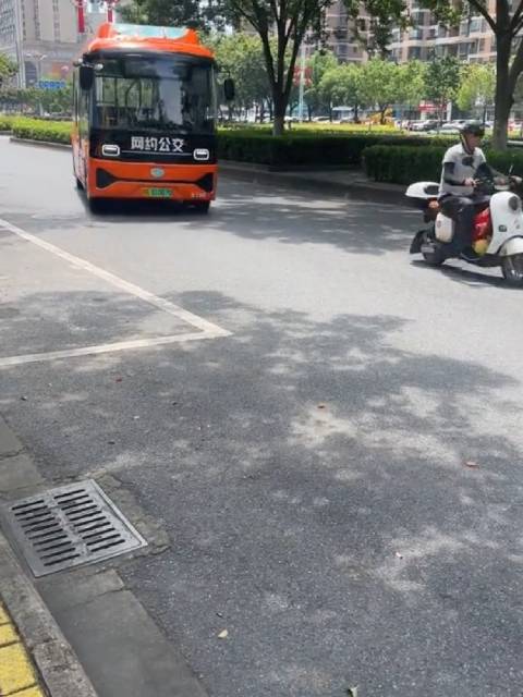 去车站接老妈，滴滴叫了一辆公交车