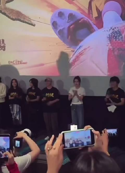 迪丽热巴高马尾造型亮相功夫女足香港路演