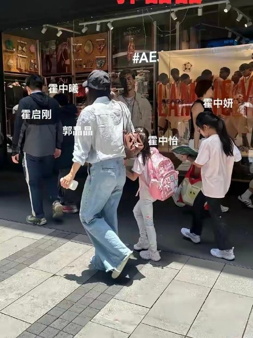 霍中妍边走边看书是否存在安全隐患？