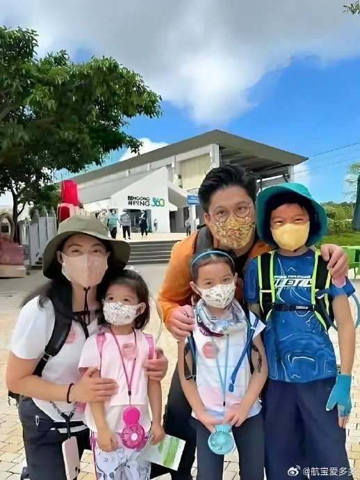 网友如何看待郭晶晶女儿街头看书这一幕？