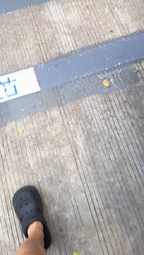 路边车库偶遇限量版法拉利,车主让孩子上车体验