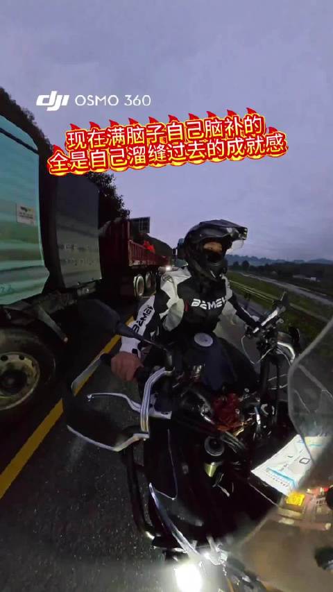 四周全是卡车，这种车缝也敢乱窜