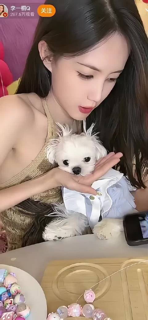 李一桐直播误触屏幕，险暴露秘密