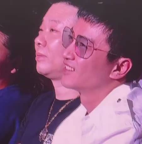 陈晓久未露面，去看了岳云鹏演唱会，戴着眼镜素颜很帅