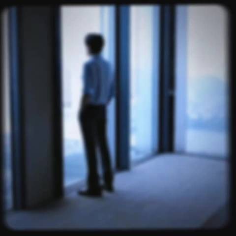 张若昀落地窗背影引观众尖叫，漫剧男主水平名场面