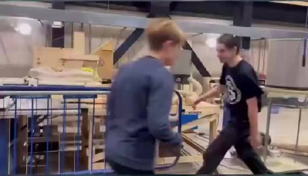 蜘蛛侠崭新之日动作设计，舞者助力逆向人群场景