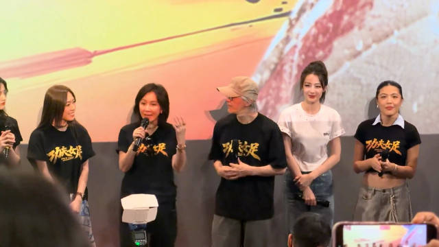 林子聪菜炒一半又被拉去路演了，嘉玲姐居然为星爷站台，果真好朋友