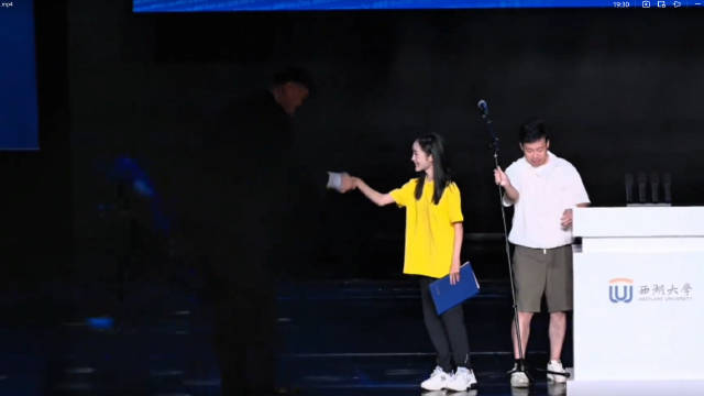 姚明到访西湖大学，新生同框最萌身高差