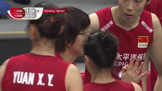 教练临场指导丁霞王梦洁防守内切，中国女排默契执行
