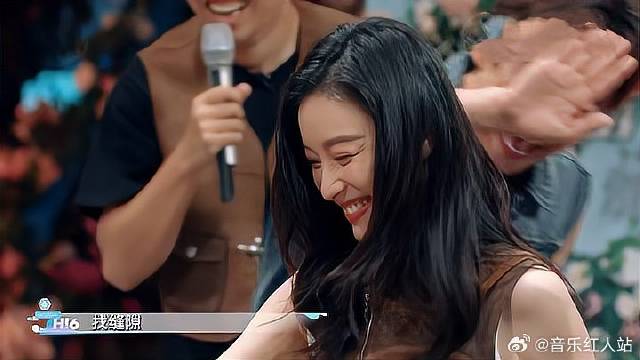 倪妮白宇“相爱相杀”！倪妮疯狂泼水，白宇差点洗澡！