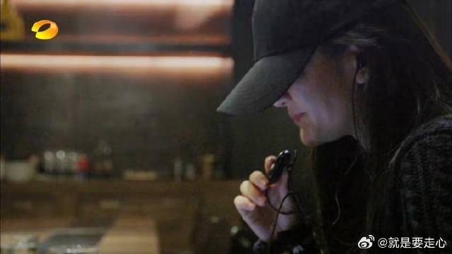谢娜打电话来，何炅直接怼她，关系好就是不一样！
