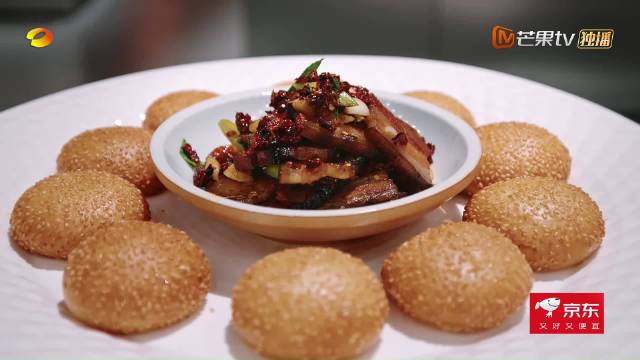 李维嘉亲自调配酱汁，示范饼裹腊肉地道吃法