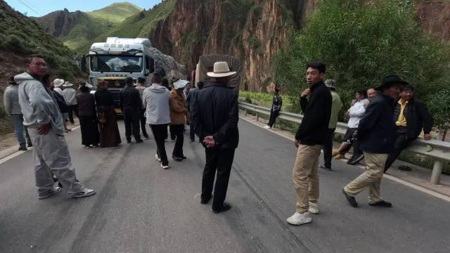 不要与大货车抢道，不要与大货车开玩笑，夹成一卷了