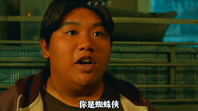 这段太搞笑了，彼得不想暴露自己就是蜘蛛侠，结果一回头内德就在背后