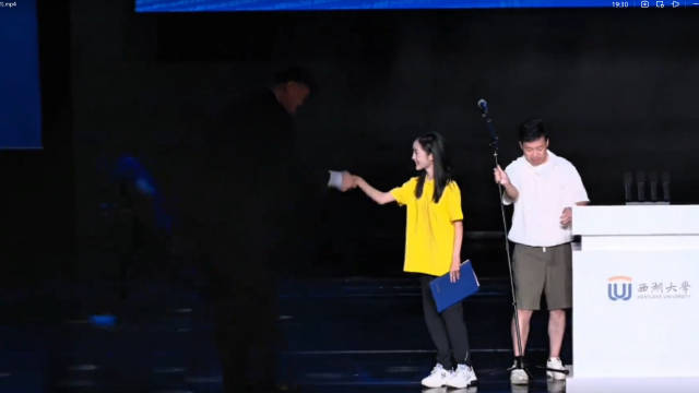西湖大学新生与姚明同框，最萌身高差引踮脚合影