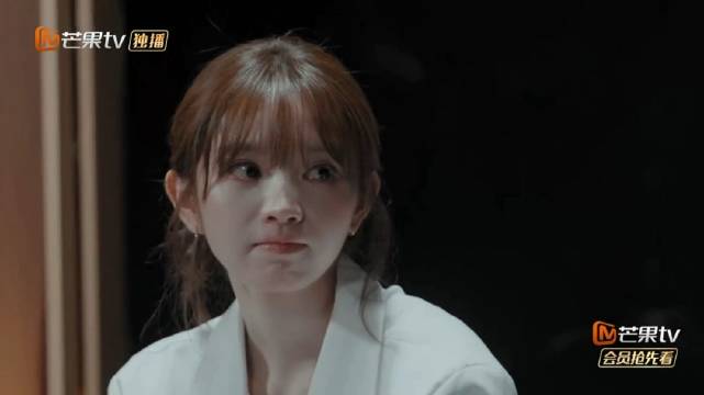 王安宇拍田曦薇后背安慰其落泪
