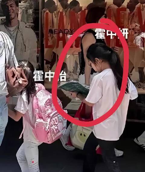 郭晶晶大女儿边走边看书，言传身教培养专注学霸