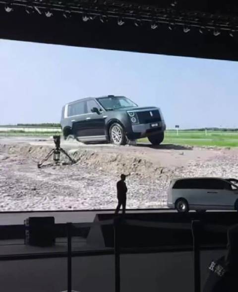 为什么泥水沾不上这台享界G9越野车？