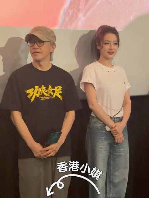 哈哈哈哈这两个人怎么站的这么乖巧哈哈哈哈