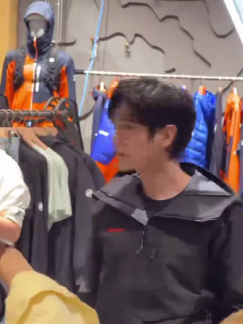 张若昀坐轮椅路演，幽默自嘲婉拒新素材