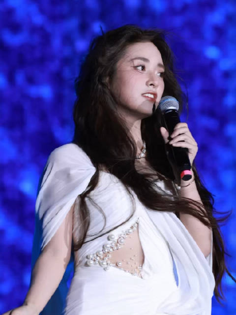 这个晚风好会吹啊 好美的沈月