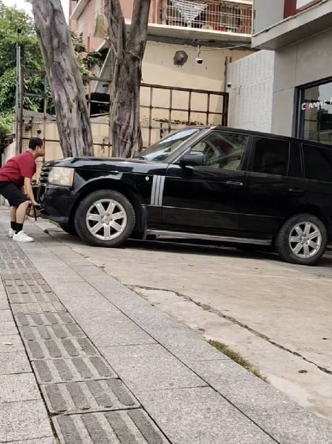 黄永钰纯徒手硬拉两吨路虎揽胜