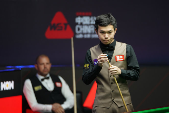 刘宏宇6-4逆转霍金斯，中国斯诺克新星挺进16强