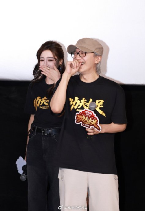 周星驰盛赞迪丽热巴'巴爷'，香港路演人气爆棚