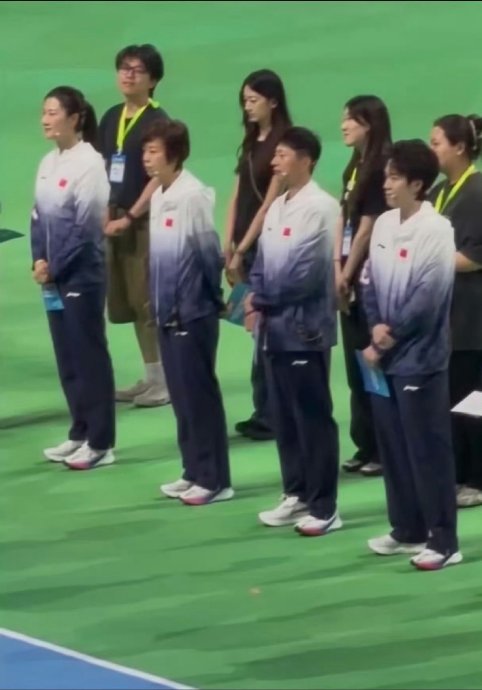 张怡宁丁宁王楚钦同框！国乒四代队长传承名场面