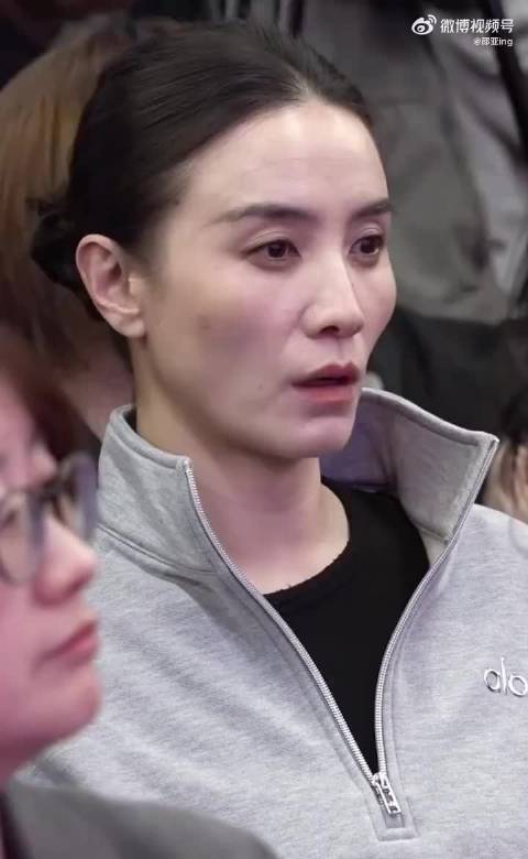“哇哦，这个视频的镜头好真实 ，万茜皮肤挺好 ”