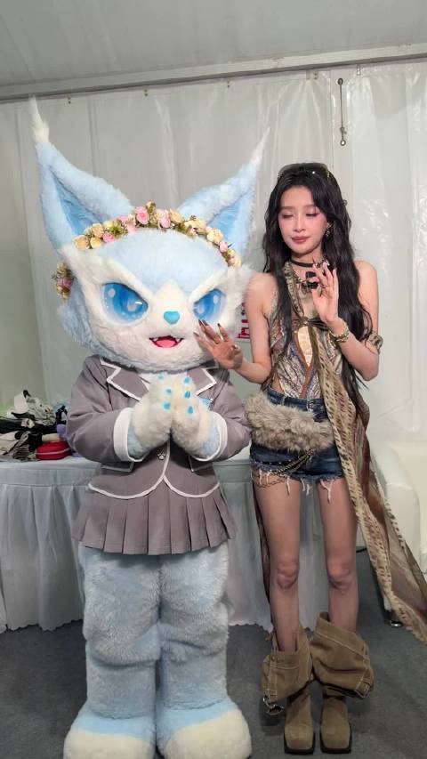 喵娲娲送孙怡玩偶，看小老怡抱着玩偶爱不释手摸摸摸的样子，也太可爱啦！