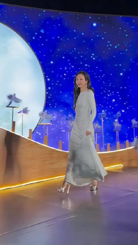 舞台背景似星空，裙灯相配鞋磨脚