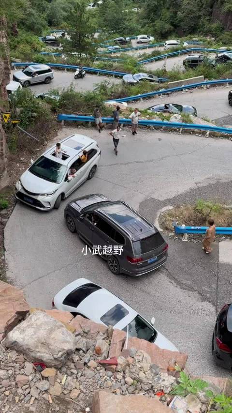 弯道相逢互不相让，白车司机最终妥协