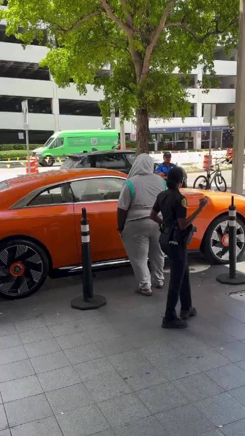 迈阿密男子索要钱财打开车门，被警察电击制服