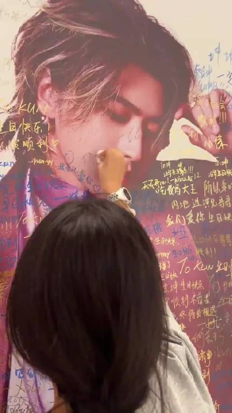 白鹿粉丝没素质在蔡徐坤脸上写字