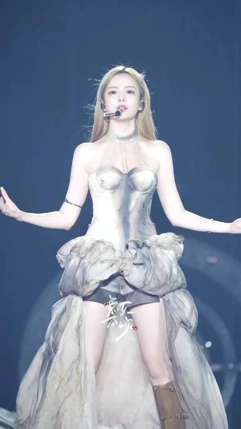 李莎旻子唱完新歌像结完婚