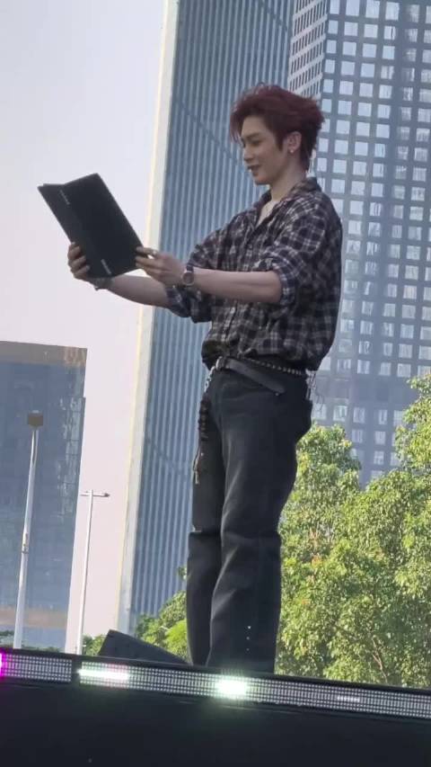 侯明昊反向求饭撒单膝下跪