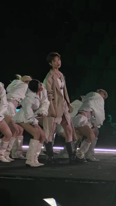 李宇春野后复工开唱，女王范儿松弛回归