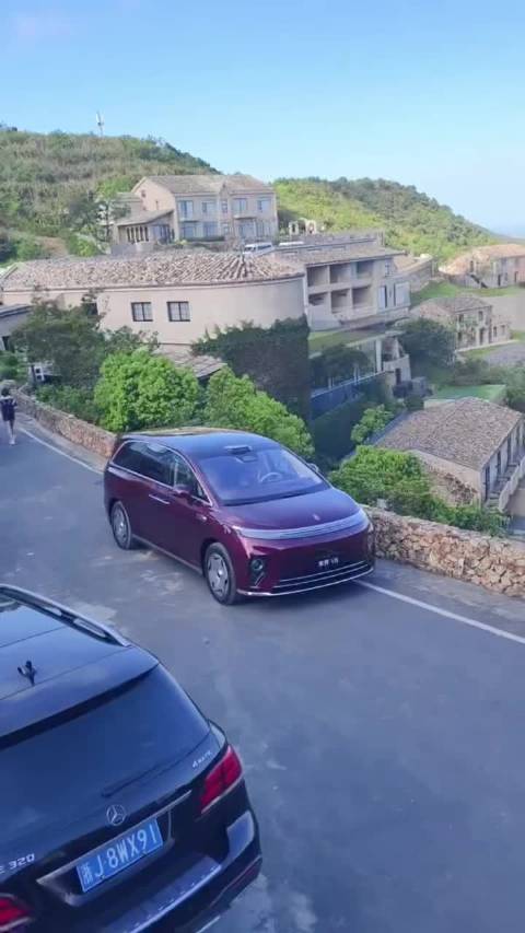 享界V8，5335mm的中大型MPV，车头设计很空优