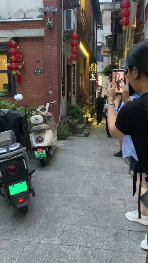 粉丝蹲一下午喊欧豪一声豪哥，声音比蚊子还小