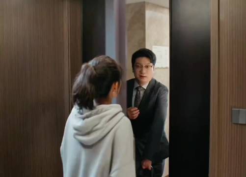 领导与好友约会被下属发现，笑不活了 《年会不能停2》