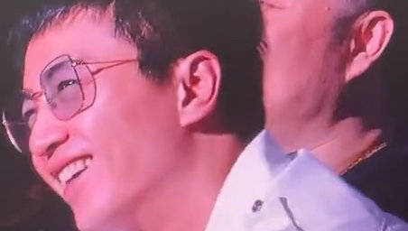 岳云鹏演唱会镜头给陈晓，全场欢呼他吃醋