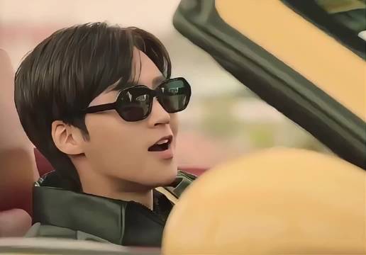 顶流男明星开着跑车，在马路上勇敢追爱大妈